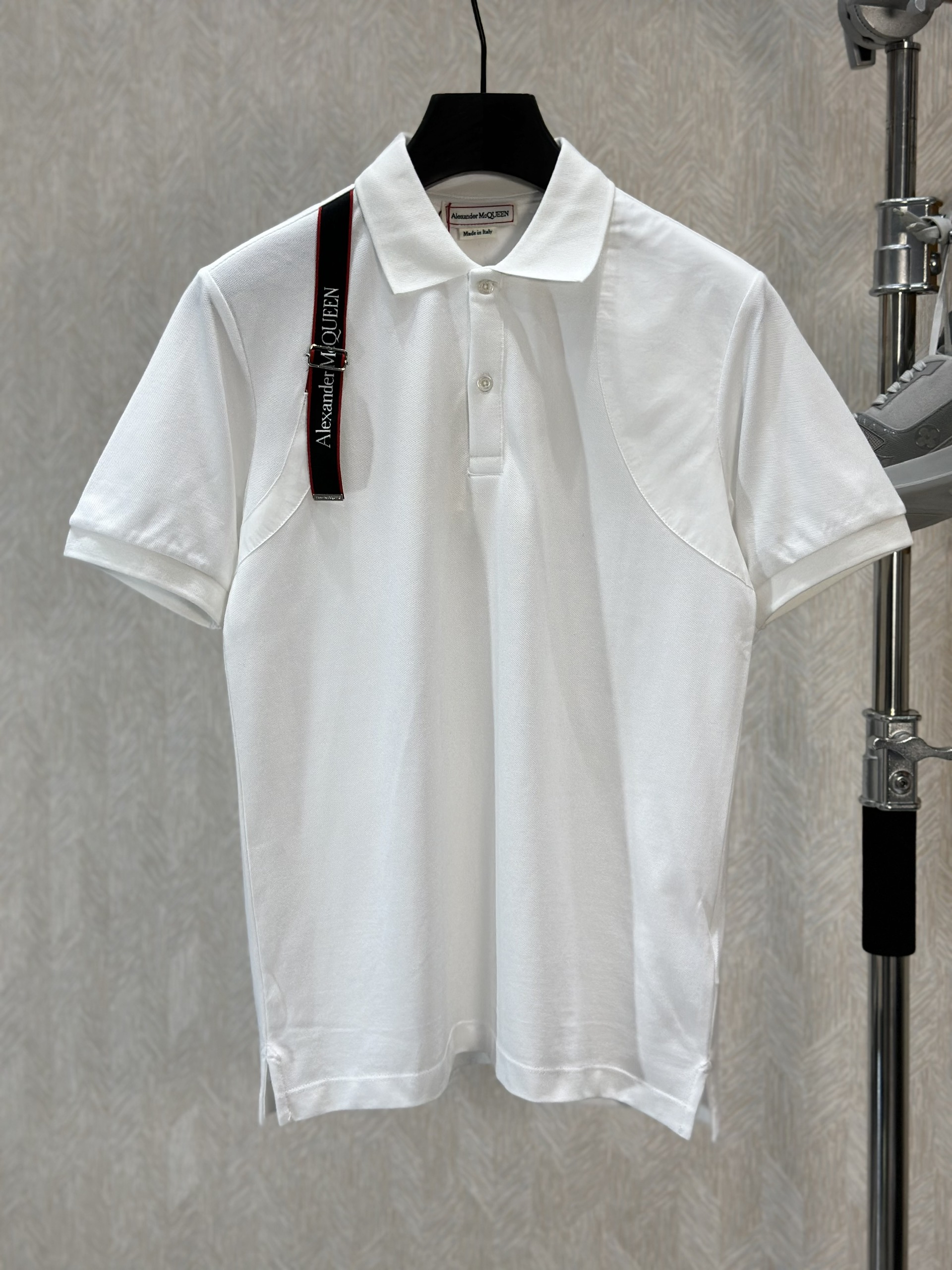 Áo polo McQueen MCQ trơn phối tag vạt vai Like Auth 1-1 on web VTN